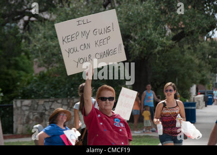 17. Juli 2012 Proteste San Antonio, Texas, USA - eine Frau vor dem Convention Center, wo Präsident Obama eine Spendenaktion Mittagessen hatte. Stockfoto