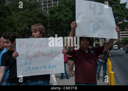 17. Juli 2012 San Antonio, Texas, USA - Katholiken Protest vor dem Convention Center, wo Präsident Obama eine Spendenaktion Mittagessen hatte. Stockfoto