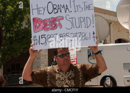 17. Juli 2012 Proteste San Antonio, Texas, USA - ein Mann vor dem Convention Center, wo Präsident Obama eine Spendenaktion Mittagessen hatte. Stockfoto