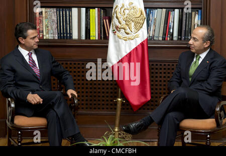 17. Juli 2012 - Mexico, Distrito Federal, Mexiko - Mexiko designierten Präsidenten Enrique Pena Nieto (L) posiert mit mexikanischen Präsidenten Felipe Calderon bei einem privaten Treffen in Los Pinos Präsidentenpalast in Mexiko-Stadt, Dienstag, 17. Juli 2012. (Kredit-Bild: © Presidencia/Pool/Pi/Prensa Internacional/ZUMAPRESS.com) Stockfoto