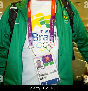 17. Juli 2012.  London Heathrow, Vereinigtes Königreich.  Olympische Konkurrenten und Beamten kommen an Terminals des Flughafens Heathrow. Ein Trainer der Nationalmannschaft Brasilien Olympia Rudern. Stockfoto