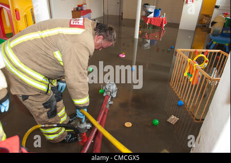 18. Juli 2012. Builth Wells, Wales, UK. Ein Kampf des extrem starken Regens in Mid Wales verursacht Wasser und Abwasser durch die Toilette sichern und "Was will Tots" Kinderkrippe zu überfluten. Powys Fire Service Hilfe am Unfallort. Stockfoto