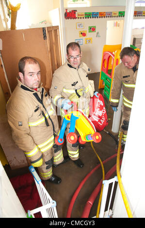 18. Juli 2012. Builth Wells, Wales, UK. Ein Kampf des extrem starken Regens in Mid Wales verursacht Wasser und Abwasser durch die Toilette sichern und "Was will Tots" Kinderkrippe zu überfluten. Powys Fire Service Hilfe am Unfallort. Stockfoto