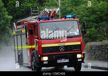 18. Juli 2012. Builth Wells, Wales, UK. Ein Kampf des extrem starken Regens in Mid Wales verursacht Wasser und Abwasser durch die Toilette sichern und "Was will Tots" Kinderkrippe zu überfluten. Powys Fire Service Hilfe am Unfallort. Stockfoto