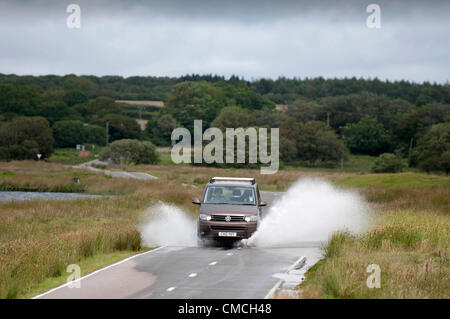 Überflutete Straße - Gower - UK 18. Juli 2012: Autofahrer, die ihren Weg durch die überfluteten Hauptstraße, die Sie zu Cefn Bryn auf der Gower-Halbinsel in der Nähe von Swansea, Großbritannien heute Nachmittag. Stockfoto