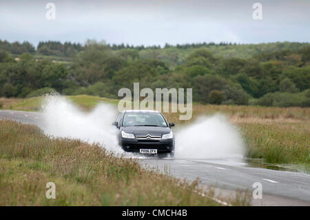 Überflutete Straße - Gower - UK 18. Juli 2012: Autofahrer, die ihren Weg durch die überfluteten Hauptstraße, die Sie zu Cefn Bryn auf der Gower-Halbinsel in der Nähe von Swansea, Großbritannien heute Nachmittag. Stockfoto