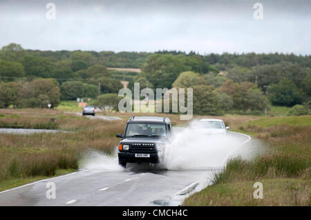 Überflutete Straße - Gower - UK 18. Juli 2012: Autofahrer, die ihren Weg durch die überfluteten Hauptstraße, die Sie zu Cefn Bryn auf der Gower-Halbinsel in der Nähe von Swansea, Großbritannien heute Nachmittag. Stockfoto