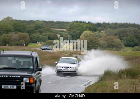 Überflutete Straße - Gower - UK 18. Juli 2012: Autofahrer, die ihren Weg durch die überfluteten Hauptstraße, die Sie zu Cefn Bryn auf der Gower-Halbinsel in der Nähe von Swansea, Großbritannien heute Nachmittag. Stockfoto