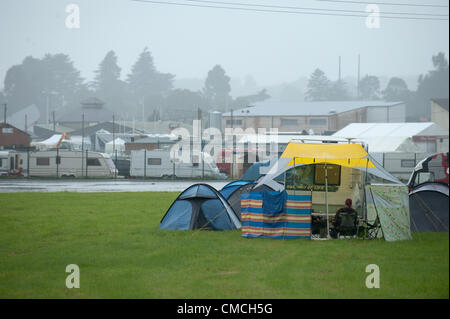 18. Juli 2012. Builth Wells, Wales, UK. Besucher kommen früh und Zelte in der Nähe der Royal Welsh Showground. Organisatoren sind optimistisch für schönes Wetter nächste Woche wann The Royal Welsh Show am Montag, 23. Juli 2012 beginnt. Stockfoto