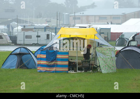 18. Juli 2012. Builth Wells, Wales, UK. Besucher kommen früh und Zelte in der Nähe der Royal Welsh Showground. Organisatoren sind optimistisch für schönes Wetter nächste Woche wann The Royal Welsh Show am Montag, 23. Juli 2012 beginnt. Stockfoto