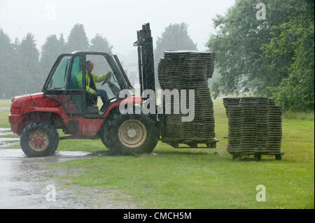 18. Juli 2012. Builth Wells, Wales, UK. Arbeiter bereiten einen Parkplatz für die Royal Welsh Showground. Organisatoren sind optimistisch für schönes Wetter nächste Woche wann The Royal Welsh Show am Montag, 23. Juli 2012 beginnt. Stockfoto