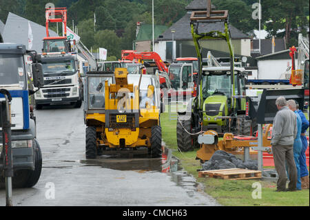 18. Juli 2012. Builth Wells, Wales, UK. Neue Landmaschinen kommt auf dem Ausstellungsgelände für die Royal Welsh Showground. Organisatoren sind optimistisch für schönes Wetter nächste Woche wann The Royal Welsh Show am Montag, 23. Juli 2012 beginnt. Stockfoto