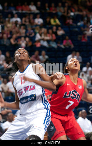 Manchester Evening News Arena, Manchester, UK, 18. Juli 2012. Dr. KEN ZONGO Fagbenle von Großbritannien und Maya Moore aus den USA für eine Erholung während einer warm-up für die Olympischen Spiele 2012 an den Männern Manchester. Credit: Colin Edwards/Alamy leben Nachrichten Stockfoto