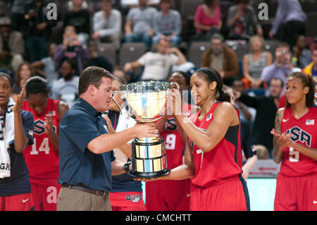 Manchester Evening News Arena, Manchester, UK, 18. Juli 2012. Jim Tooley, CEO USA Basketball, präsentiert Maya Moore mit der MVP-Trophäe nach USA besiegt Großbritannien an den Männern Manchester in einem Warm-up für die Olympischen Spiele 2012. Credit: Colin Edwards/Alamy leben Nachrichten Stockfoto