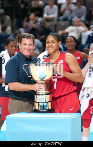 Manchester Evening News Arena, Manchester, UK, 18. Juli 2012. Jim Tooley, CEO USA Basketball, präsentiert Maya Moore mit der MVP-Trophäe nach USA besiegt Großbritannien an den Männern Manchester in einem Warm-up für die Olympischen Spiele 2012. Credit: Colin Edwards/Alamy leben Nachrichten Stockfoto