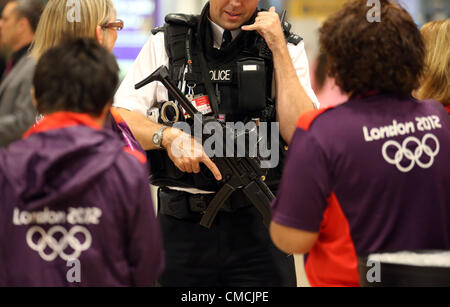 18.07.2012. London, England.  Ein bewaffneter Polizist steht Wache, wie Maßnahmen zur Gefahrenabwehr verstärkte am Flughafen Heathrow in London, Großbritannien, 18. Juli 2012 gewesen. Die Olympischen Spiele 2012 in London wird am 27. Juli 2012 beginnen. Stockfoto