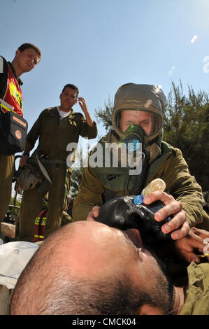 Haifa, Israel. 19. Juli 2012. Die Heimatfront Kommando und Rettung Dienstleistungen führen den größten Heimatfront Bohrer immer in Haifa statt. Die Übung soll Hunderte von Raketen auffällig der Stadt, darunter direkte Treffer auf strategischen Gebäuden zu simulieren. Der Bohrer enthält eine Übung in die militärischen und zivilen Kräfte sich mit einem Angriff mit gefährlichen Stoffen sowie Übungen, in denen die Zivilbevölkerung in geschützten Einrichtungen evakuiert ist. Kräfte werden auch einem Raketenangriff auf Haifa des Technion Universität simulieren. Stockfoto