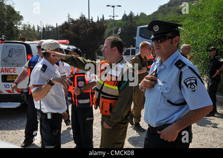 Haifa, Israel. 19. Juli 2012. Die Heimatfront Kommando und Rettung Dienstleistungen führen den größten Heimatfront Bohrer immer in Haifa statt. Die Übung soll Hunderte von Raketen auffällig der Stadt, darunter direkte Treffer auf strategischen Gebäuden zu simulieren. Der Bohrer enthält eine Übung in die militärischen und zivilen Kräfte sich mit einem Angriff mit gefährlichen Stoffen sowie Übungen, in denen die Zivilbevölkerung in geschützten Einrichtungen evakuiert ist. Kräfte werden auch einem Raketenangriff auf Haifa des Technion Universität simulieren. Stockfoto