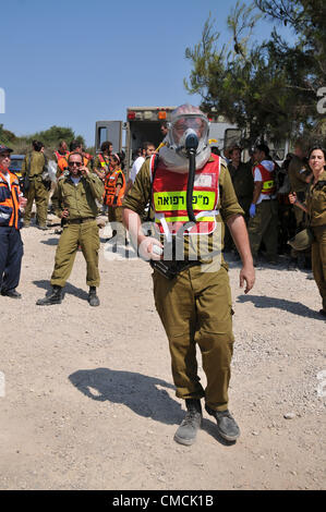 Haifa, Israel. 19. Juli 2012. Die Heimatfront Kommando und Rettung Dienstleistungen führen den größten Heimatfront Bohrer immer in Haifa statt. Die Übung soll Hunderte von Raketen auffällig der Stadt, darunter direkte Treffer auf strategischen Gebäuden zu simulieren. Der Bohrer enthält eine Übung in die militärischen und zivilen Kräfte sich mit einem Angriff mit gefährlichen Stoffen sowie Übungen, in denen die Zivilbevölkerung in geschützten Einrichtungen evakuiert ist. Kräfte werden auch einem Raketenangriff auf Haifa des Technion Universität simulieren. Stockfoto