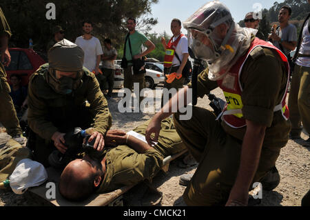 Haifa, Israel. 19. Juli 2012. Die Heimatfront Kommando und Rettung Dienstleistungen führen den größten Heimatfront Bohrer immer in Haifa statt. Die Übung soll Hunderte von Raketen auffällig der Stadt, darunter direkte Treffer auf strategischen Gebäuden zu simulieren. Der Bohrer enthält eine Übung in die militärischen und zivilen Kräfte sich mit einem Angriff mit gefährlichen Stoffen sowie Übungen, in denen die Zivilbevölkerung in geschützten Einrichtungen evakuiert ist. Kräfte werden auch einem Raketenangriff auf Haifa des Technion Universität simulieren. Stockfoto