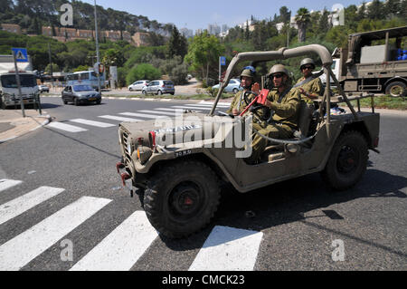 Haifa, Israel. 19. Juli 2012. Die Heimatfront Kommando und Rettung Dienstleistungen führen den größten Heimatfront Bohrer immer in Haifa statt. Die Übung soll Hunderte von Raketen auffällig der Stadt, darunter direkte Treffer auf strategischen Gebäuden zu simulieren. Der Bohrer enthält eine Übung in die militärischen und zivilen Kräfte sich mit einem Angriff mit gefährlichen Stoffen sowie Übungen, in denen die Zivilbevölkerung in geschützten Einrichtungen evakuiert ist. Kräfte werden auch einem Raketenangriff auf Haifa des Technion Universität simulieren. Stockfoto