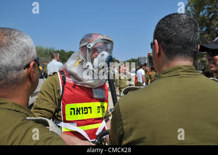 Haifa, Israel. 19. Juli 2012. Die Heimatfront Kommando und Rettung Dienstleistungen führen den größten Heimatfront Bohrer immer in Haifa statt. Die Übung soll Hunderte von Raketen auffällig der Stadt, darunter direkte Treffer auf strategischen Gebäuden zu simulieren. Der Bohrer enthält eine Übung in die militärischen und zivilen Kräfte sich mit einem Angriff mit gefährlichen Stoffen sowie Übungen, in denen die Zivilbevölkerung in geschützten Einrichtungen evakuiert ist. Kräfte werden auch einem Raketenangriff auf Haifa des Technion Universität simulieren. Stockfoto