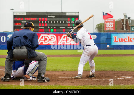 HAARLEM, NIEDERLANDE, 18.07.2012. Outfielder Austin Cousino (rechts, USA) zu bat gegen Chinese Taipei bei Haarlem Baseball Woche 2012. Stockfoto