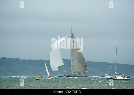 Valsheda Rennen in der J-Klasse-Regatta-Rennen im Solent abseits der Isle Of Wight 18.-21. Juli 2012. Yachten konfrontiert 20 Knoten Wind, Schlagregen und schlechten Sichtverhältnissen. Das letzte Rennen Round the Island am 21. Juli verwenden die ursprüngliche 1851 hundert Guinea Cup Strecke seit bekannt als Americas Cup. Stockfoto