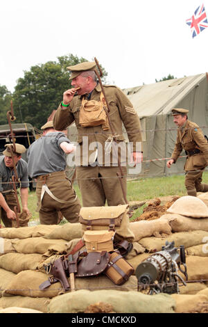 Die weltweit größte jährliche militärische Reenactment Veranstaltung begann seinen fünf-Tage-Lauf The War and Peace Show in Hop Farm, Paddock Wood, Kent im Vereinigten Königreich 18.July.2012 Enthusiasten aus der ganzen Welt in historischen Kostümen und Accessoires teilnehmen in fünf Tagen von mock Schlachten und Szenen aus der ersten und zweiten Weltkrieg. Stockfoto