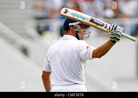 19.07.2012 London, England. Englands Jonathan Trott feiert ein halbes Jahrhundert während der Investec Cricket Test Länderspiel zwischen England und Südafrika, spielte auf dem Kia Oval Cricket Ground: obligatorische Kredit: Mitchell Gunn Stockfoto