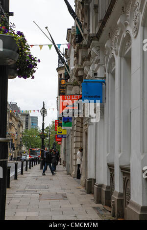 19.07.2012 zweigt The Co-Operative Bank Lloyds TSB übernehmen. Diese beiden Zweige sind nur ein paar Türen auseinander auf Colmore Reihe Birmingham in Großbritannien. Stockfoto