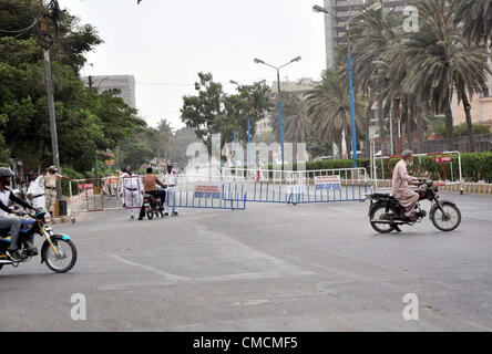 Blick auf CM House Road, die durch Pakistan Präsident geschlossen, Asif Ali Zardari Zeitplan besuchen in Karachi auf Donnerstag, 19. Juli 2012. Stockfoto