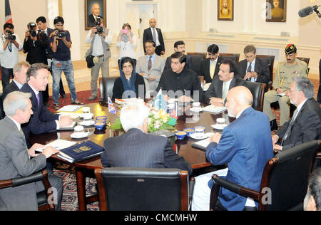 Pakistans Premierminister, Raja Pervez Ashraf, afghanischen Präsidenten Hamid Karzai und David Cameron Primer des Königreichs Tri-Lateral Gespräche über Frieden in Afghanistan in Kabul auf Donnerstag, 19. Juli 2012 teilnehmen. Stockfoto