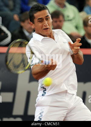 19.07.2012 Hamburg, Deutschland.  Spanischer Tennisspieler Nicolas Almagro schlägt den Ball während eines Spiels gegen Dawydenko aus aus Russland bei der ATPWorld Tour 500 Turnier am Rothenbaum in Hamburg, Deutschland, 19. Juli 2012. Stockfoto