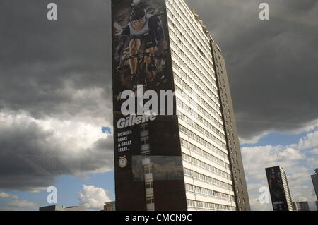 19. Juli 2012. Stratford London, UK.   Riesenposter der britischen Olympischen Radrennfahrer Chris Hoy auf einem Hochhaus in Stratford Stockfoto