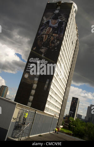 19. Juli 2012. Stratford London, UK.   Riesenposter der britischen Olympischen Radrennfahrer Chris Hoy auf einem Hochhaus in Stratford Stockfoto