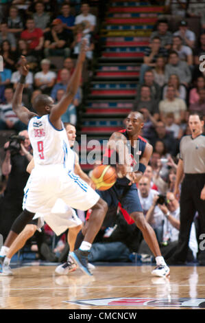 Manchester, Großbritannien. 19. Juli 2012 in Manchester Evening News Arena, Manchester, UK. Donnerstag, Juli 2012 19. Luol Deng von Großbritannien hob seinen Arm mit einem Pass während der Olympischen 2012 Warm up Match gegen die USA an der Manchester Evening News Arena zu stören. Credit: Colin Edwards/Alamy leben Nachrichten Stockfoto