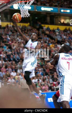 Manchester Evening News Arena, Manchester, UK. Donnerstag, Juli 2012 19. Luol Deng von Großbritannien springen zwei Punkte gegen die USA in der Olympia 2012 Basketball warm up in der Manchester Evening News Arena Match. Credit: Colin Edwards/Alamy leben Nachrichten Stockfoto
