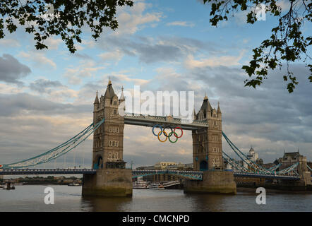 LONDON, England: Donnerstag, 19. Juli 2012, Tower Bridge mit den Olympischen Ringen hängen von der Spitze der Brücke. Foto von Roger Sedres/ImageSA Stockfoto