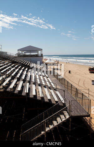 19. Juli 2012 Besatzungen Bau arbeiten zur Errichtung der Stände, Stadien und Tribünen südlich von Huntington Beach Pier startbereit für die US Open Surfing Championships wegen am 28. Juli 2012 Stockfoto