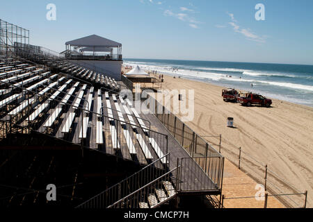 19. Juli 2012 Besatzungen Bau arbeiten zur Errichtung der Stände, Stadien und Tribünen südlich von Huntington Beach Pier startbereit für die US Open Surfing Championships wegen am 28. Juli 2012 Stockfoto