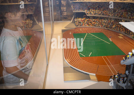 19. Juli 2012. Stratford London, UK.   Ein Kind sieht ein Nachbau des Olympiastadions London gemacht von Lego-Steinen. Stockfoto