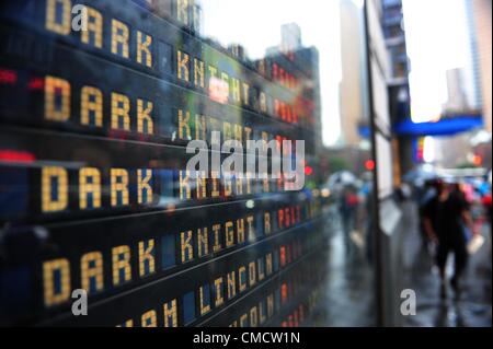 20. Juli 2012 - Manhattan, New York, USA - Posted Spielzeiten bei den AMC 25 Theater am Times Square nach Batman "Dark Knight Rises" Theater Dreharbeiten in Aurora, Colorado. Mindestens 12 Menschen wurden getötet und mehr als 50 verletzt während der Mitternacht-Premiere des Films an den Jahrhundert 16 Kinos in Aurora. (Bild Kredit: Bryan Smith/ZUMAPRESS.com ©) Stockfoto