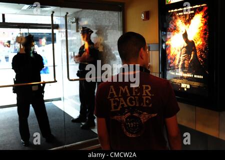 20. Juli 2012 Wachen - Manhattan, New York, US - Polizisten in der Vorhalle des Regal Union Square Stadion 14 Theater nach Batman "Dark Knight Rises" Theater Dreharbeiten in Aurora, Colorado. Mindestens 12 Menschen wurden getötet und mehr als 50 verletzt während der Mitternacht-Premiere des Films an den Jahrhundert 16 Kinos in Aurora. (Bild Kredit: Bryan Smith/ZUMAPRESS.com ©) Stockfoto