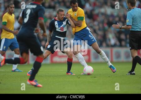 20.07.2012 Middlesbrough, England.  Craig Bellamy und Sandro kollidieren während der Mens olympische Fußball Warm Up freundlich zwischen Team GB und Brasilien vom Riverside Stadium. Stockfoto