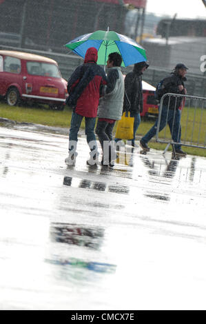 20. Juli 2012, Silverstone im Vereinigten Königreich fällt der Regen auf die Zuschauer in Silverstone Classic 2012 Stockfoto