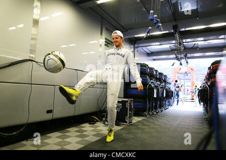 20.07.2012. Hockenheim, Deutschland.  FIA Formel 1 Weltmeisterschaft 2012, Grand Prix von Deutschland, #8, Nico Rosberg (GER, Mercedes AMG Petronas F1 Team) entspannt durch treten rund um den Fußball in der garage Stockfoto
