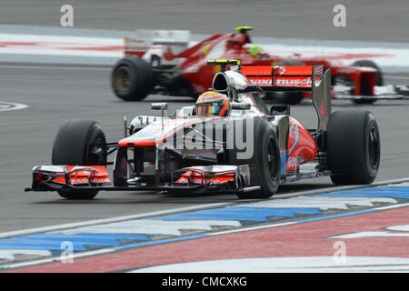 20.07.2012. Hockenheim, Deutschland.  FIA Formel 1 Weltmeisterschaft 2012, Grand Prix von Deutschland. Britische Formel1-Fahrer Lewis Hamilton von McLaren Mercedes vor der brasilianischen Formel1-Fahrer Felipe Massa Ferrari beim ersten Training auf dem Hockenheimring verfolgen Stockfoto