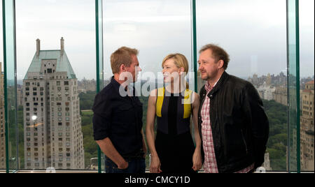 Australischer Schauspieler Richard Roxburgh (L) und Cate Blanchett in der Sydney Theatre Companys Produktion von der Tschechow Stern wird spielen Uncle Vanya im Lincoln Center in New York City. Sie sind das Meridien Hotel mit Cate Blanchetts Ehemann und co - künstlerischer Leiter der Firma Andrew Upton 19. Juli 2012, abgebildet. Stockfoto