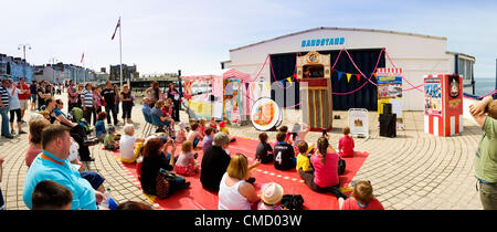 Aberystwyth Wales UK 21. Juli 2012.  Eine Punch and Judy Show unterhält Wochenende Besucher an der Promenade auf der erste warme Tag des Sommers nach vielen Wochen der nassen und kalten Wetter. Die Veranstaltung war Teil des einjährigen bundesweit "Brig Grinsen Festival", (gefördert von der Heritage Lottery Fund) Herr Bowle 350. Geburtstag und war nur ein Ereignis in Wales Foto © Keith Morris Stockfoto